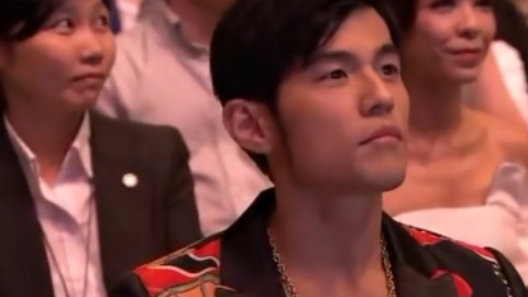 周杰伦在金曲奖上一段超叼的钢琴Show,反应力满分,全程被我伦的呆萌帅翻了!